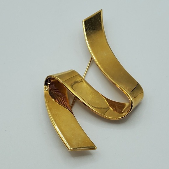 Vintage Monet Brooch‎ Ribbon Abstract Simple Gold Tone Womens Fashion Jewelry - Picture 2 of 8
